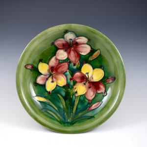 Teller mit Frühlingsblumen